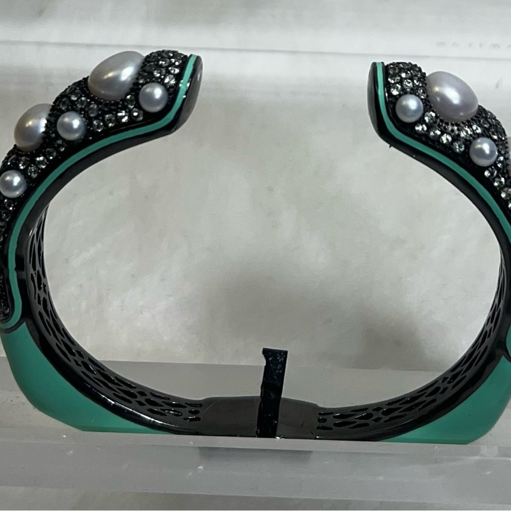Chic Black and Green Pearl Bracelet